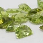 ☆ペリドット ハーフムーン 7×5mm<br>誕生石8月<br>※こちらのルースを使用してのカスタマイズもお受けできます。