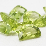 ☆ペリドット ハーフムーン 6×4mm<br>誕生石8月<br>※こちらのルースを使用してのカスタマイズもお受けできます。